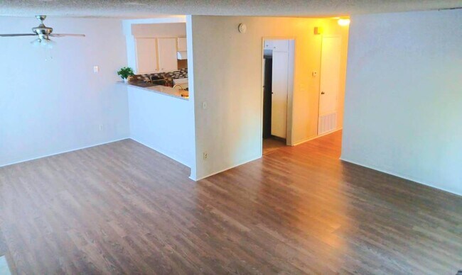 Sala de estar / Comedor - 1190 S Winery Ave