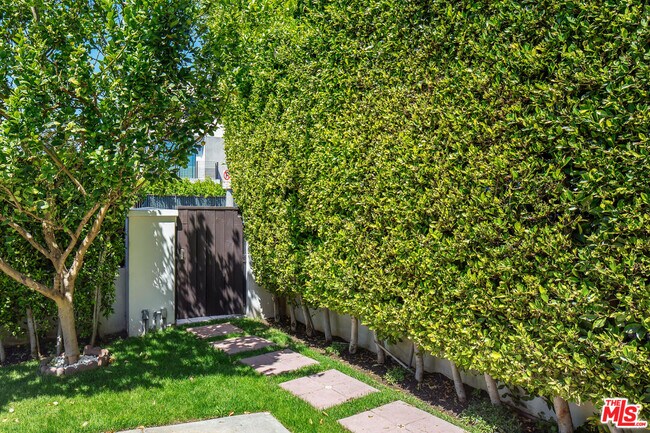 Building Photo - 1350 N Stanley Ave