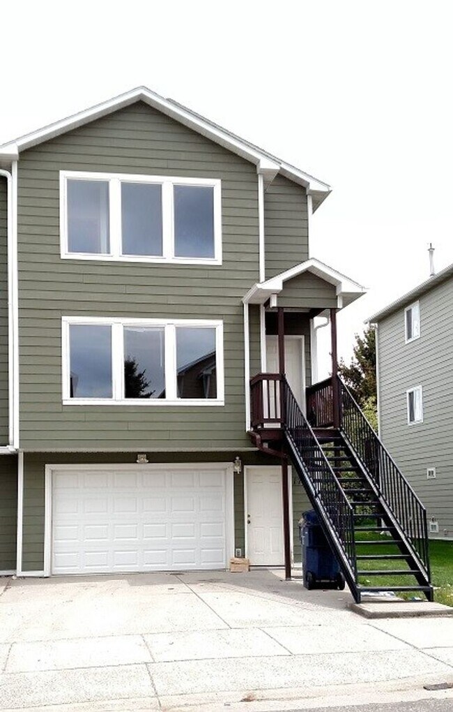 Building Photo - Top Location Condo!