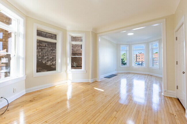 Foto del edificio - 2137 N Western Ave