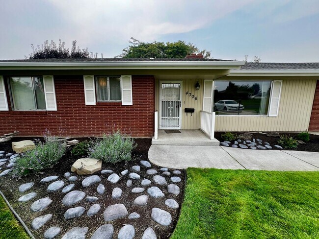 Building Photo - Fully Furnished home- perfect for traveling medical professionals!