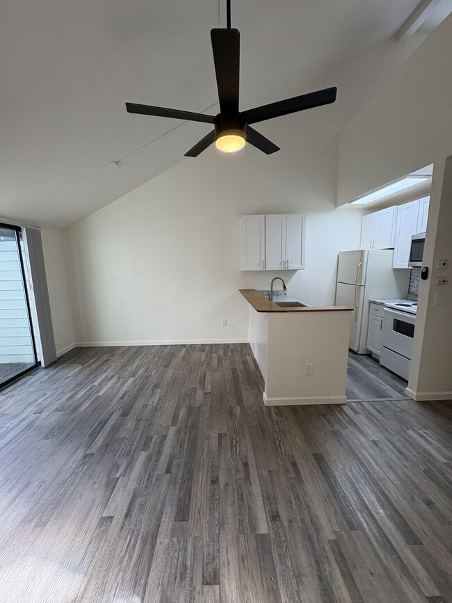 Building Photo - 228 Courtyards E