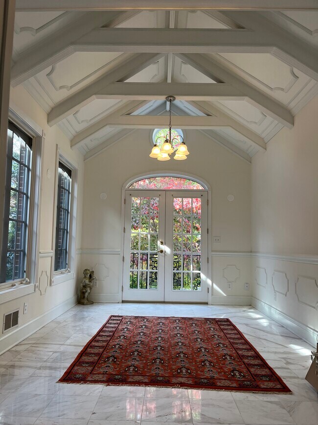 Dormitorio principal en suite con techo abovedado - 8904 Grant St