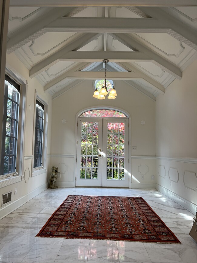 Master bedroom suite with vaulted ceiling - 8904 Grant St