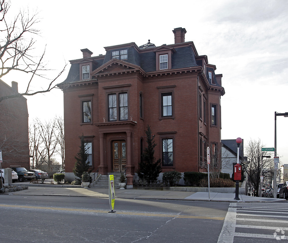 Building Photo - 789 E Broadway