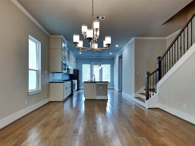 Building Photo - 1313 W 24th St