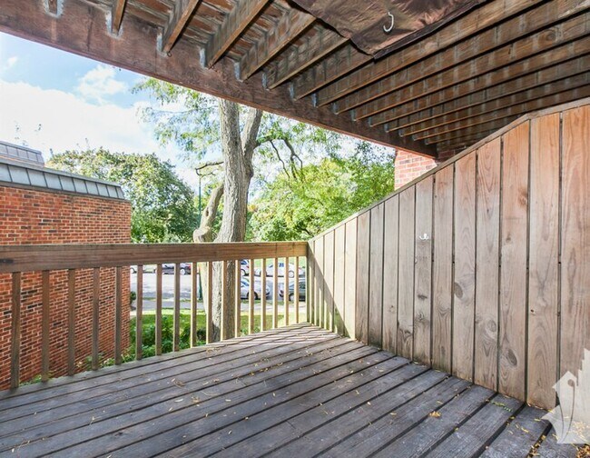 Building Photo - 2131 N Larrabee St