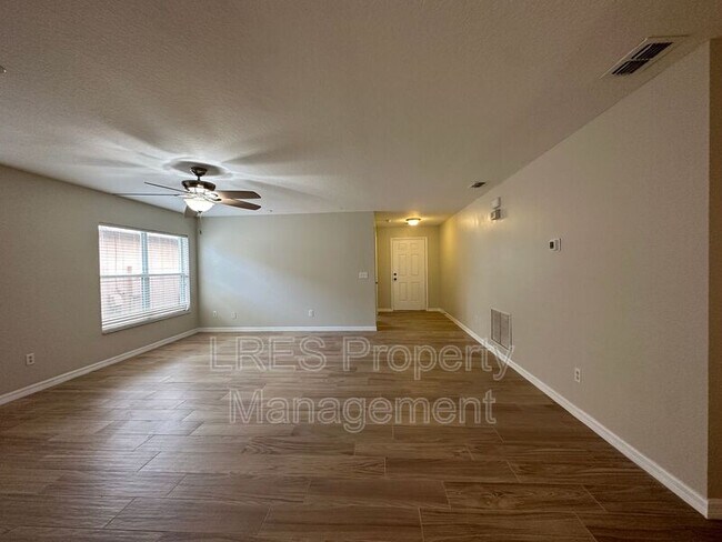 Foto del edificio - 1450 Bella Coola Dr