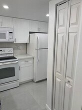 Building Photo - 1035 W 77th St