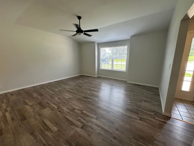 Building Photo - 3 Bed/2 Bath House!