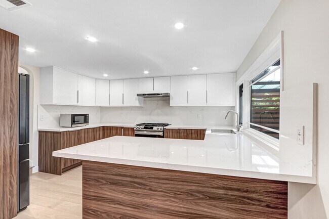 Foto del edificio - Spacious 3 Bedroom Upland Home, Available Now!