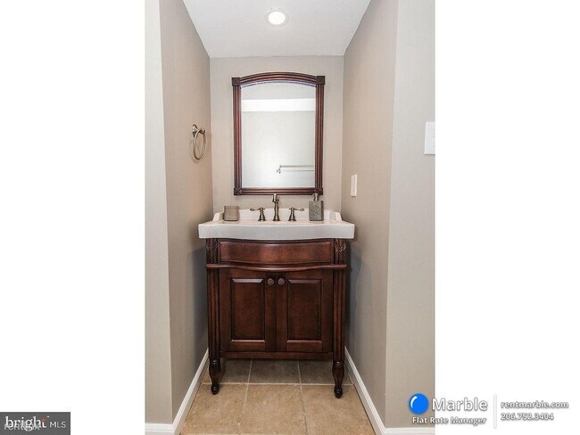 Building Photo - 3 br, 1.5 bath House - 28 Oakwood Pl