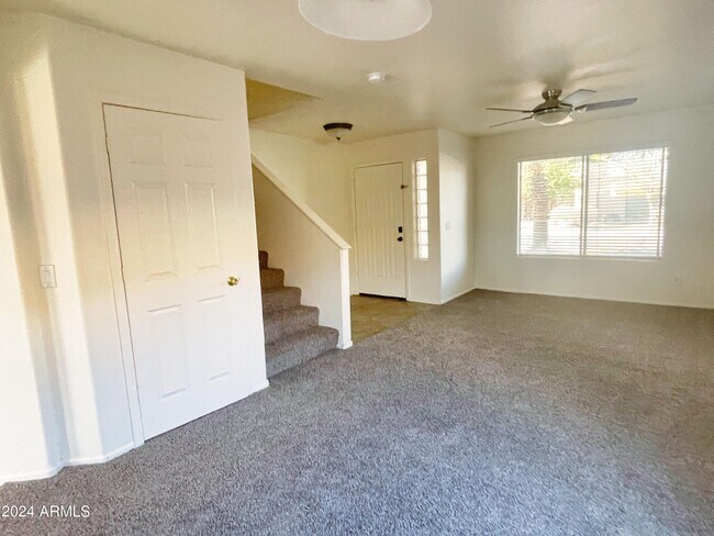 Foto del edificio - 715 E Beargrass Pl