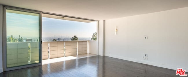 Foto del edificio - 8787 Shoreham Dr