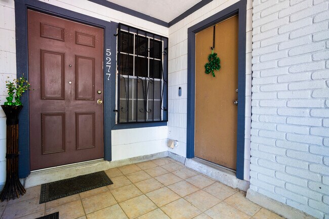 Foto del edificio - 5275 Meadow Rise St