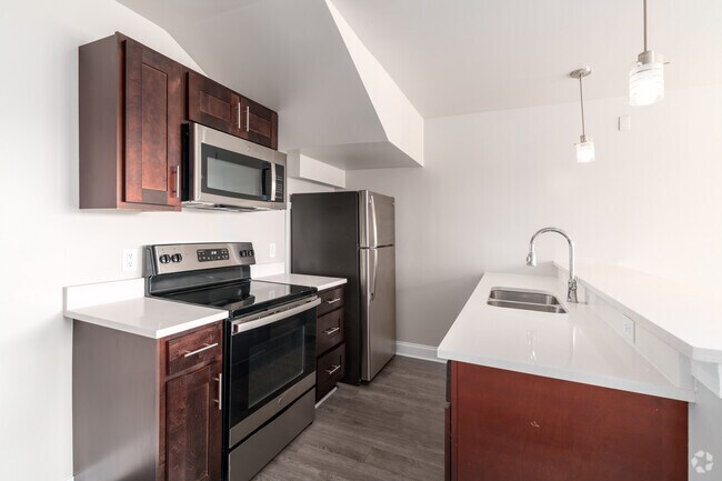 Ivy - Kitchen - 200 5th Apartments