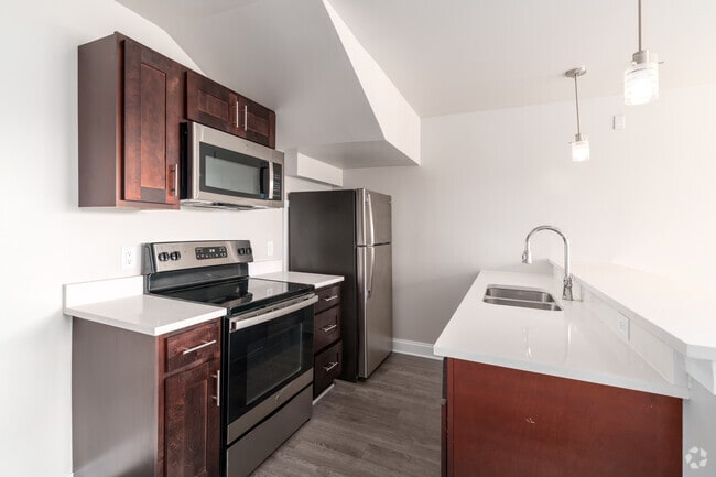 Ivy - Kitchen - 200 5th Apartments
