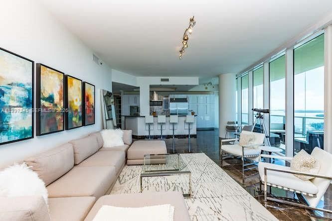 Foto del edificio - 100 South Pointe Dr