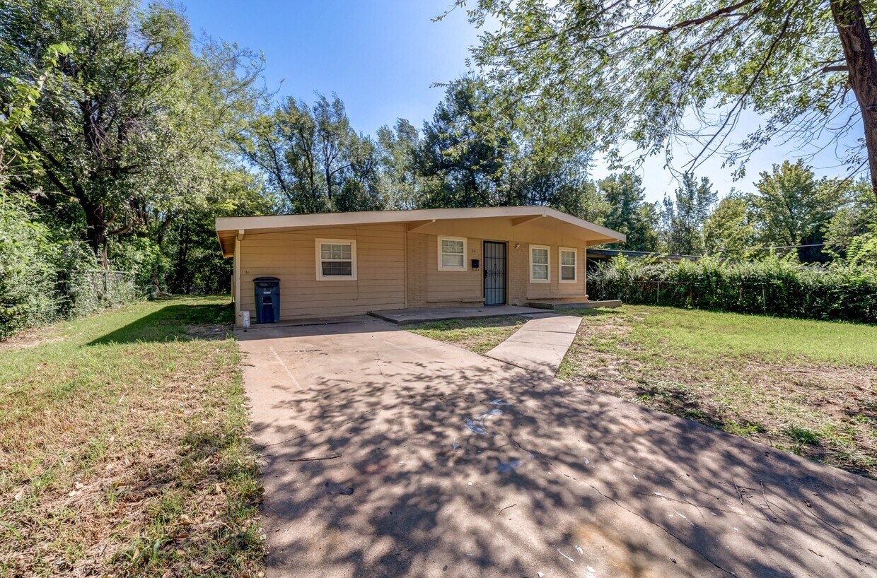 Primary Photo - 4 bed/1 bed house! Coming Soon!