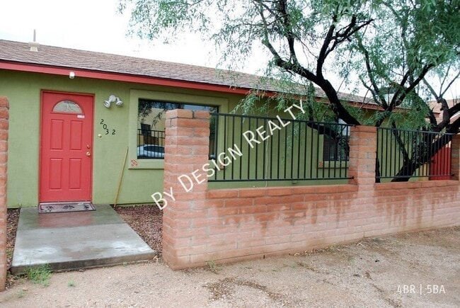 Building Photo - 4 Bed 5 Bath - Walk to University of Arizona