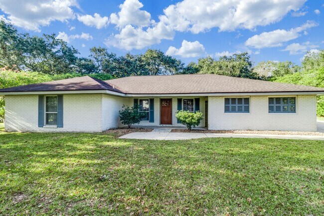 Foto del edificio - BEAUTIFUL HOME LOCATED ON TOLSON ROAD!