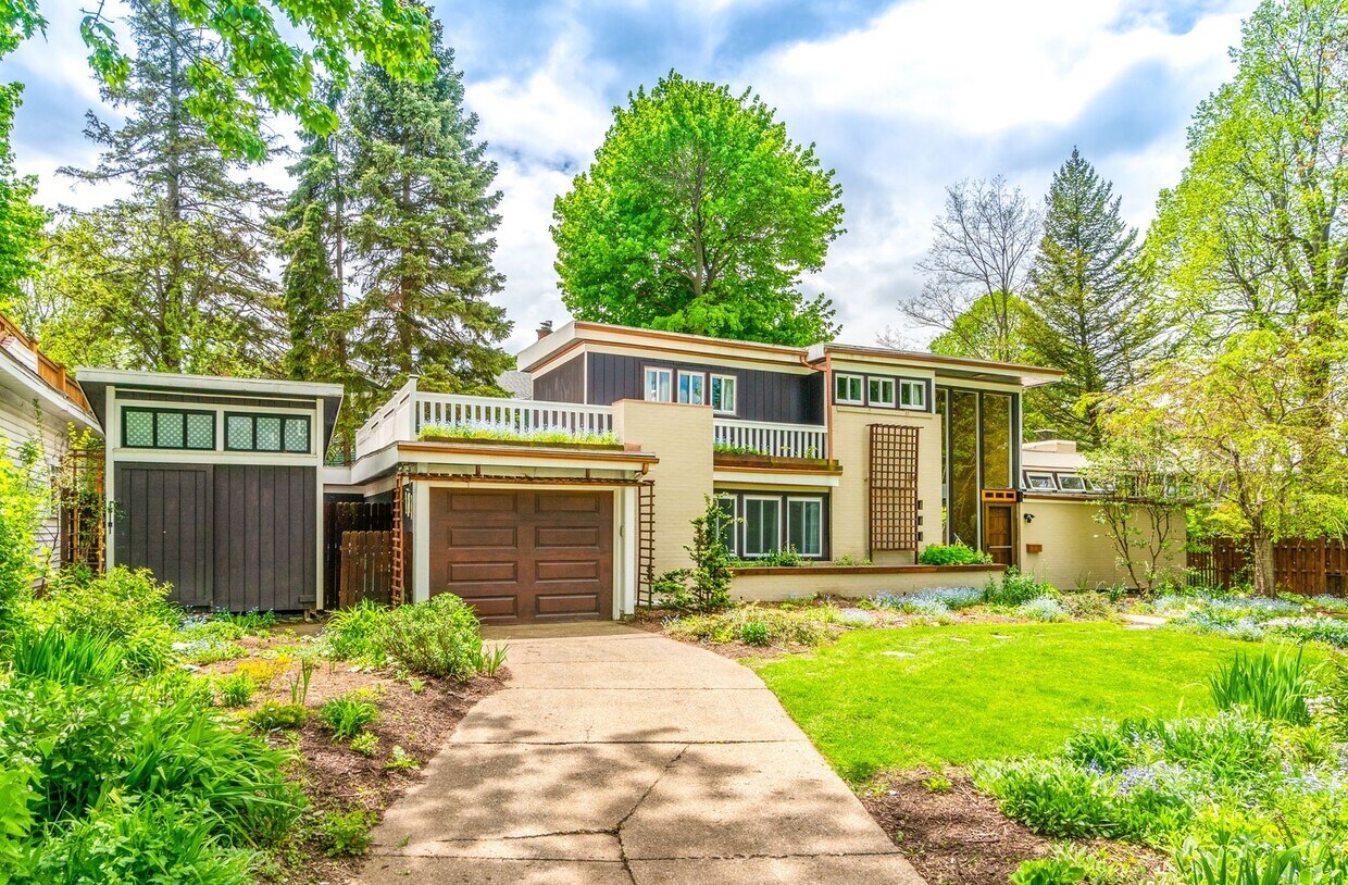 Foto principal - Beautiful Single Family Home w Massive Yar...