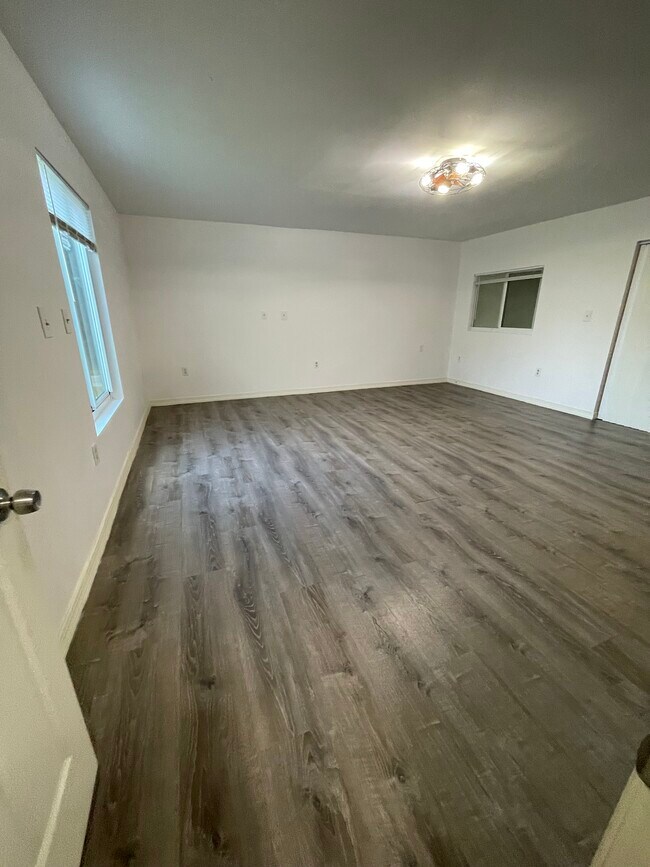 Foto del edificio - 5003 Regina Dr