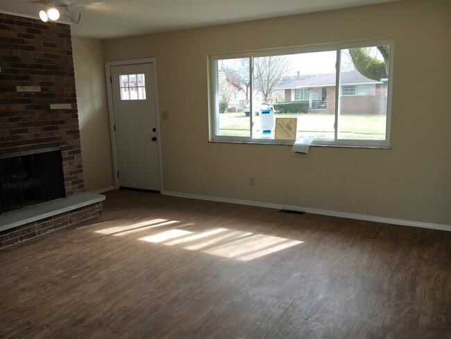 Foto del edificio - **3-BEDROOM/2-BATH RANCH W/ 2-CAR GARAGE!**