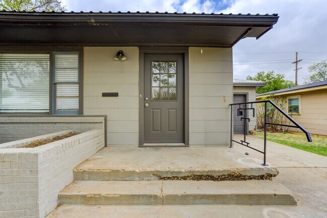Building Photo - Newly Renovated Home in the Medical District!