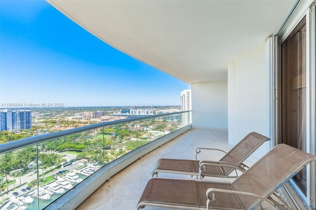 Foto del edificio - 7000 Island Blvd