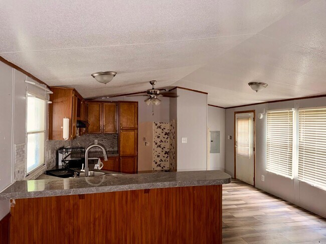 Foto del edificio - 11007 Creekwood Dr