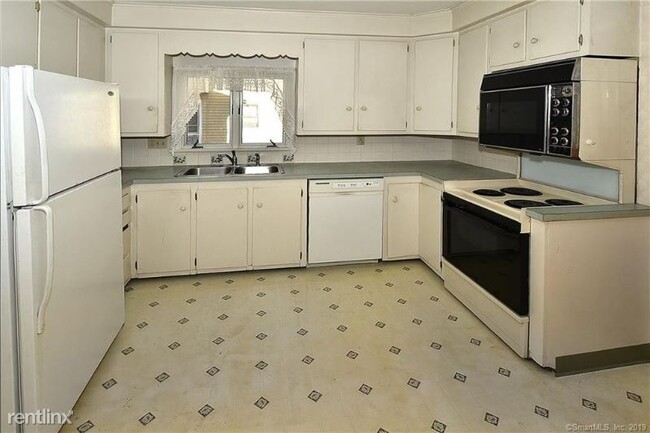 Building Photo - 3 br, 1 bath Townhome - 48 Hartford Ave