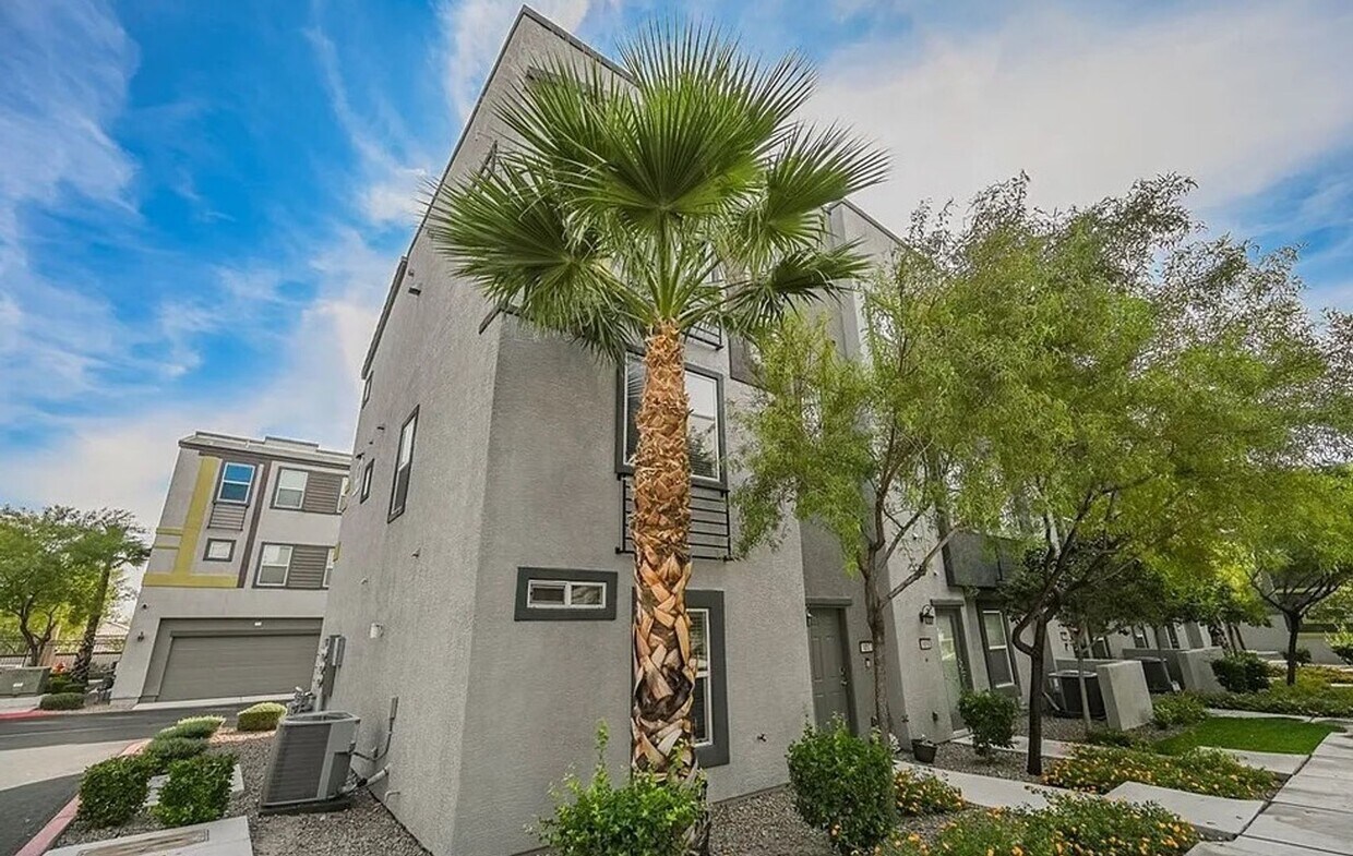 Primary Photo - Unique condo with rooftop Strip Views and ...