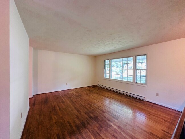 Building Photo - 1605 Lark Ln
