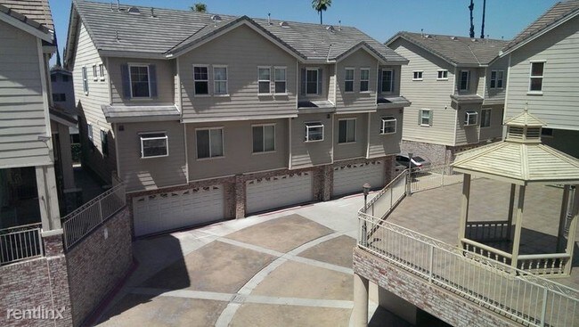 Building Photo - 9340 Somerset Blvd