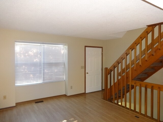 Foto del edificio - 6182 Hazelmere Drive