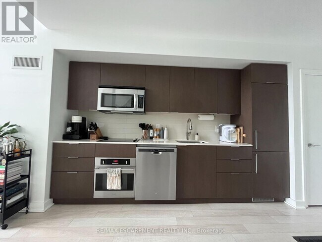 Building Photo - 5 Hanna Ave