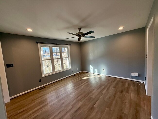 Sala de estar - 112 Brenleigh Ct