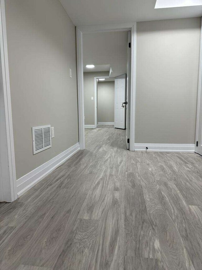 Building Photo - 4097 Hillsborough Cres