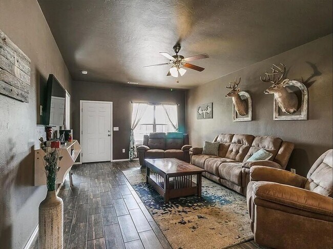 Building Photo - AVAILABLE NOW -  $500 Off First Month | 4-Bed Home in the Heart of Mustang | Storm Shelter & Mode...