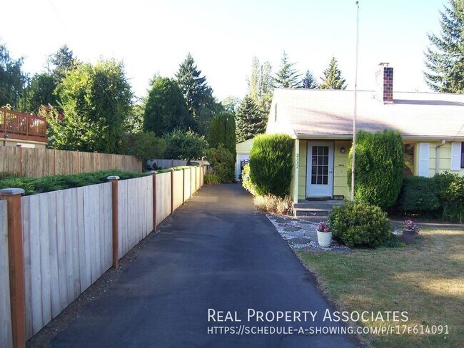 Building Photo - Haller Lake Home