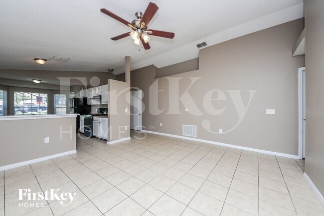 Foto del edificio - 7560 Groveoak Dr