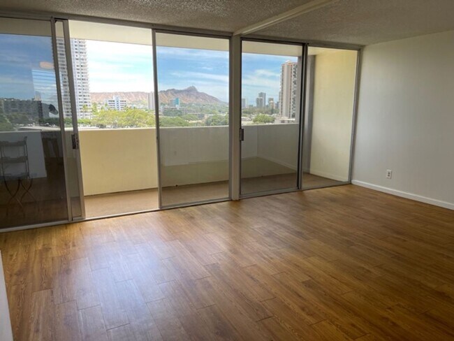 Foto del edificio - Studio w/ parking -Close to UH! Views of Diamond Head- Electricity Included