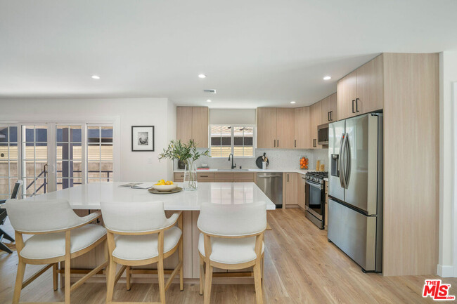 Foto del edificio - 325 Wilton Pl