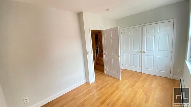 Building Photo - Spacious and bright 3-bedroom 2-bath duple...