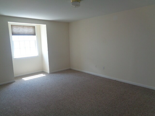 Building Photo - 820 Adams Ln