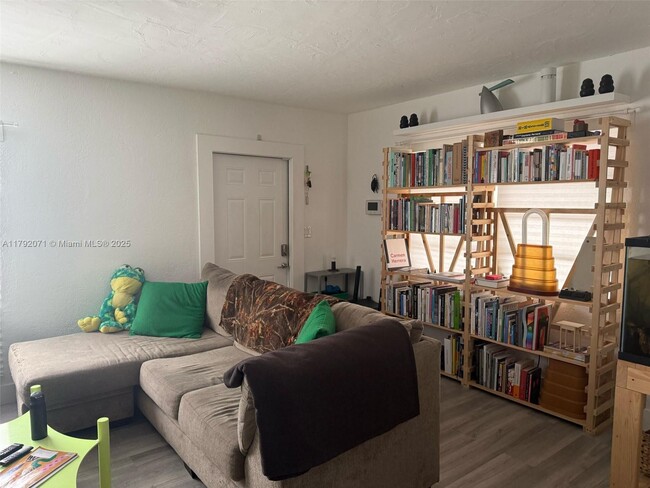 Foto del edificio - 275 NW 46th St