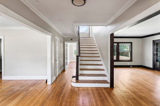 Building Photo - Charming 3-Bed Home Near UMKC with Hardwoo...