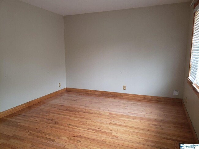 Building Photo - 905 Stevens Ct NE