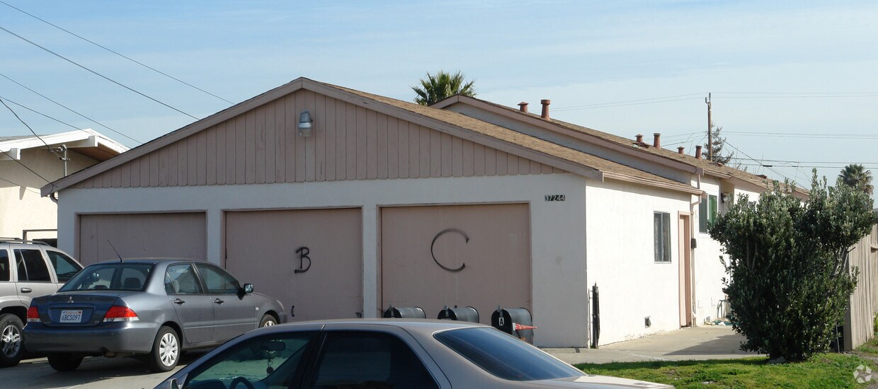Building Photo - 37244 Walnut St